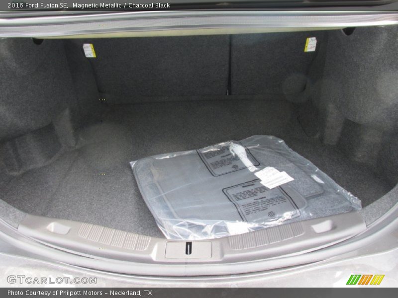 Magnetic Metallic / Charcoal Black 2016 Ford Fusion SE