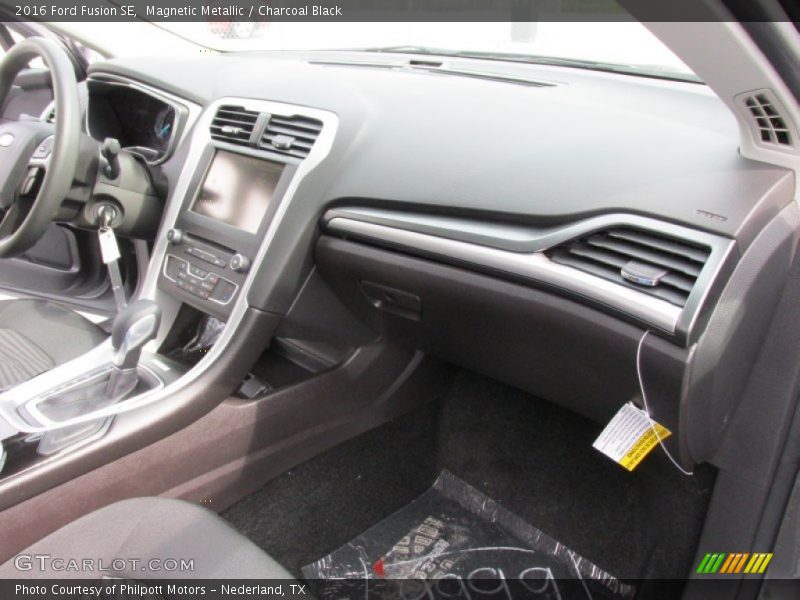 Magnetic Metallic / Charcoal Black 2016 Ford Fusion SE
