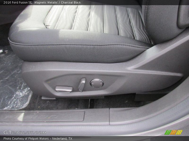 Magnetic Metallic / Charcoal Black 2016 Ford Fusion SE