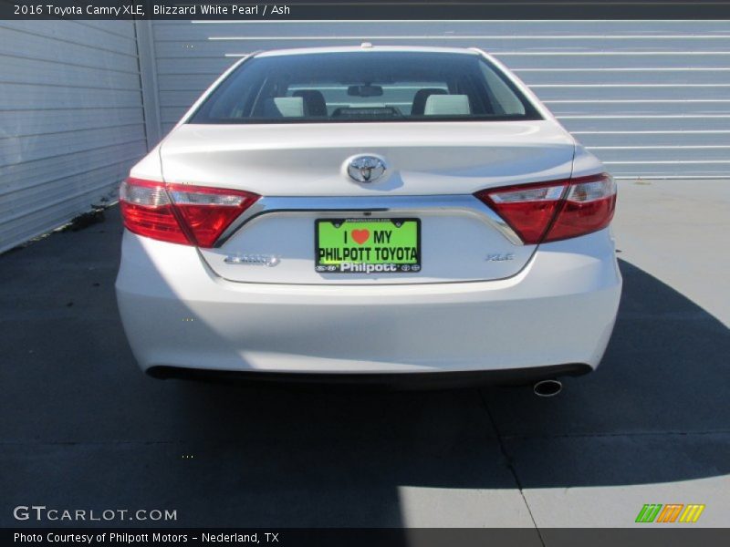Blizzard White Pearl / Ash 2016 Toyota Camry XLE