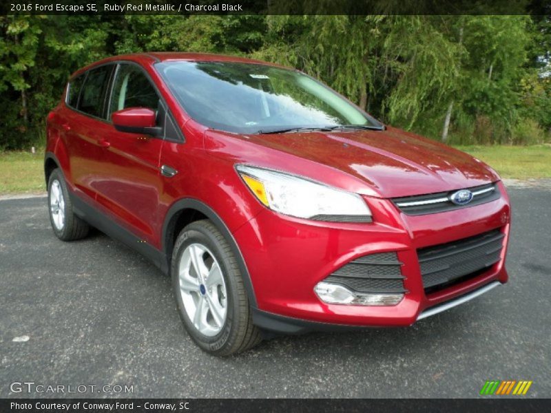 Ruby Red Metallic / Charcoal Black 2016 Ford Escape SE