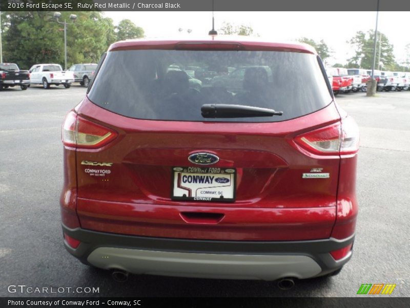 Ruby Red Metallic / Charcoal Black 2016 Ford Escape SE