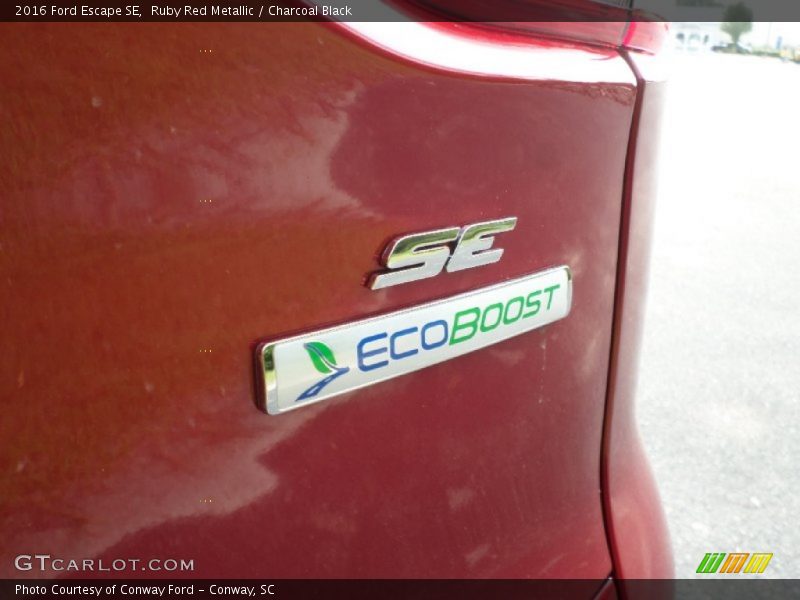 Ruby Red Metallic / Charcoal Black 2016 Ford Escape SE