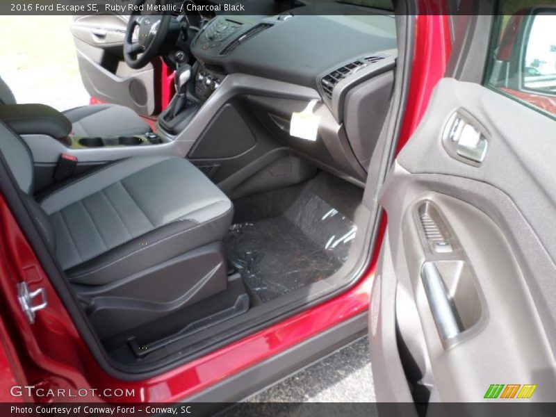 Ruby Red Metallic / Charcoal Black 2016 Ford Escape SE