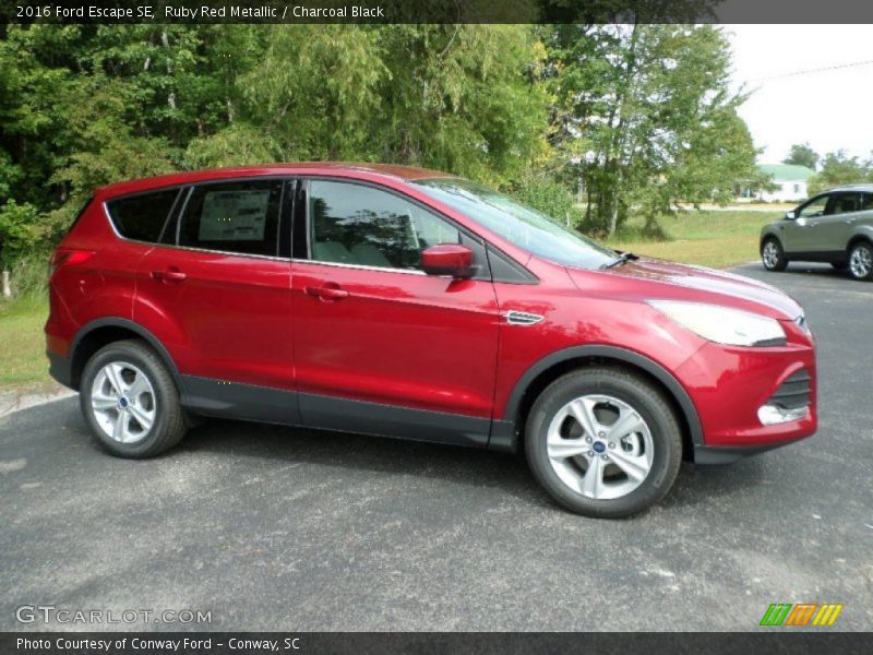 Ruby Red Metallic / Charcoal Black 2016 Ford Escape SE