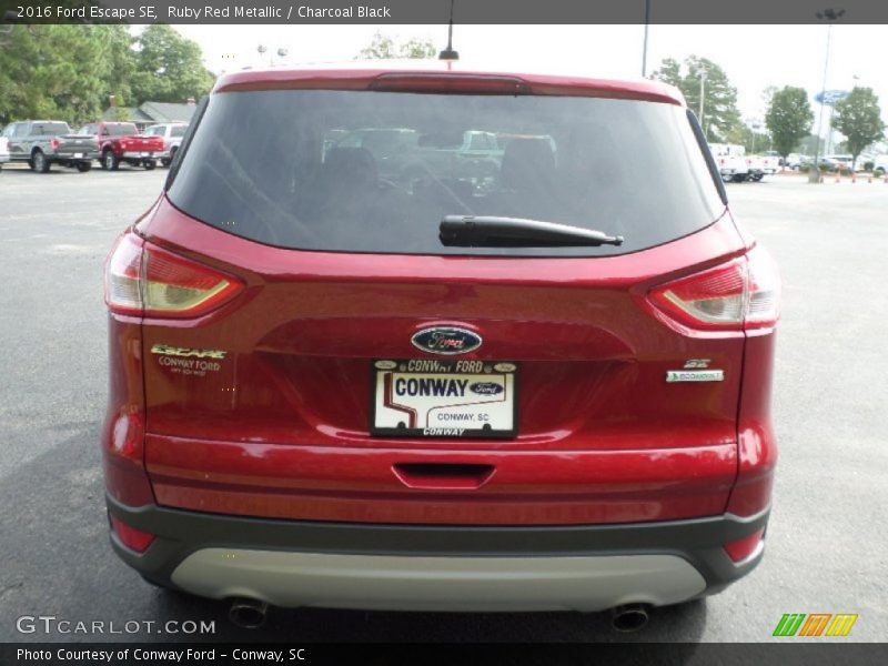Ruby Red Metallic / Charcoal Black 2016 Ford Escape SE