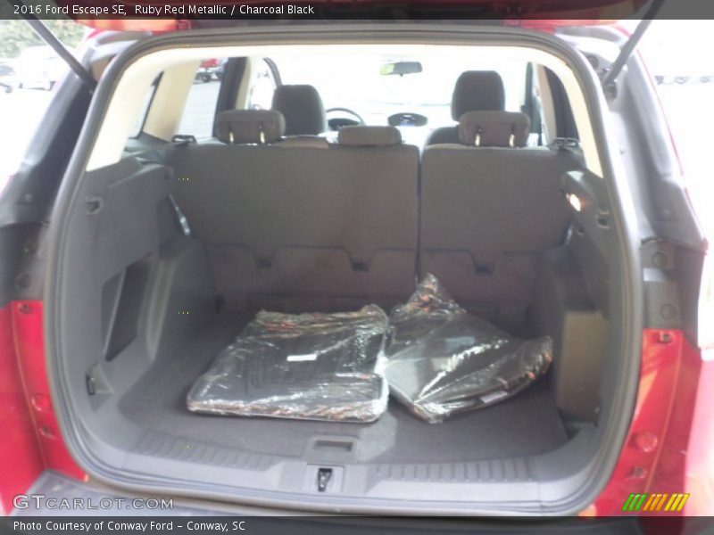 Ruby Red Metallic / Charcoal Black 2016 Ford Escape SE