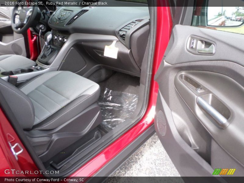 Ruby Red Metallic / Charcoal Black 2016 Ford Escape SE