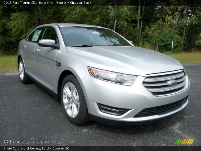 Front 3/4 View of 2015 Taurus SEL