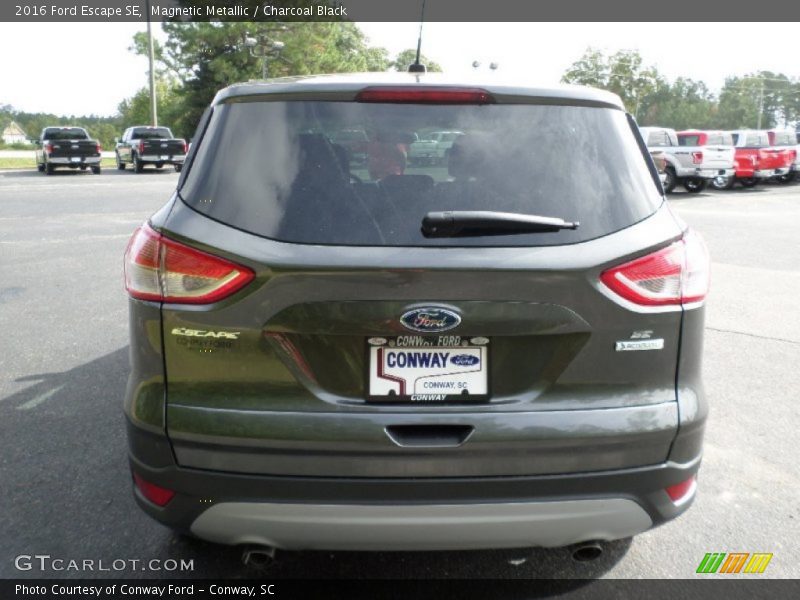 Magnetic Metallic / Charcoal Black 2016 Ford Escape SE