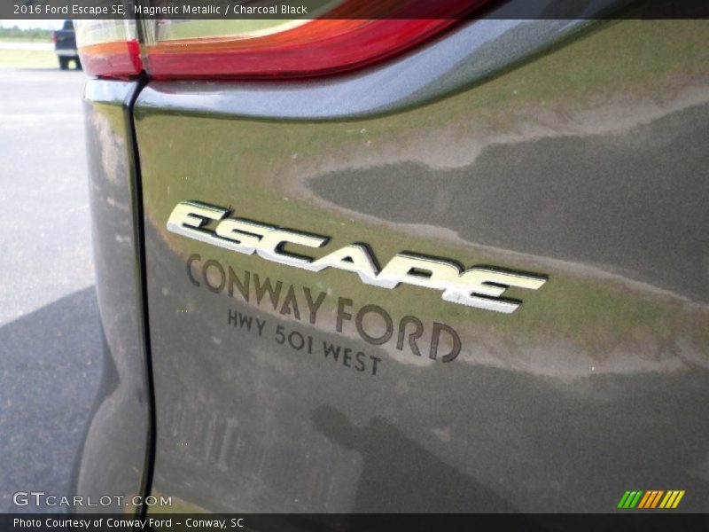 Magnetic Metallic / Charcoal Black 2016 Ford Escape SE