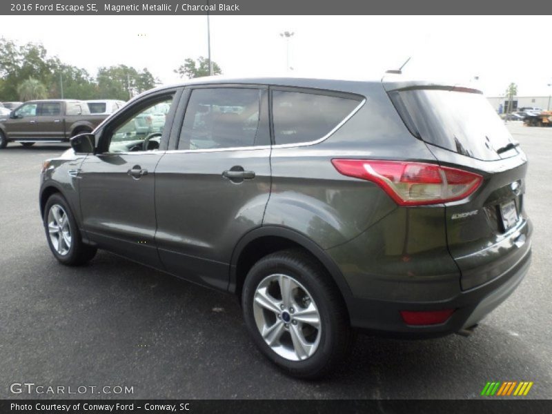 Magnetic Metallic / Charcoal Black 2016 Ford Escape SE