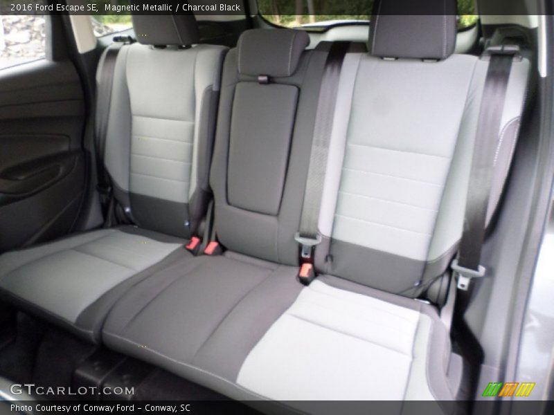 Magnetic Metallic / Charcoal Black 2016 Ford Escape SE