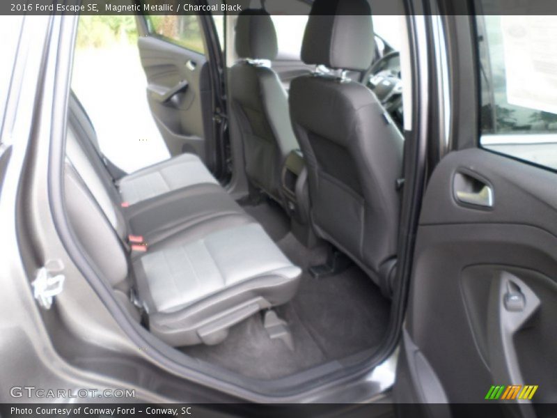 Magnetic Metallic / Charcoal Black 2016 Ford Escape SE