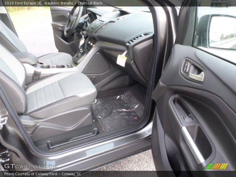 Magnetic Metallic / Charcoal Black 2016 Ford Escape SE