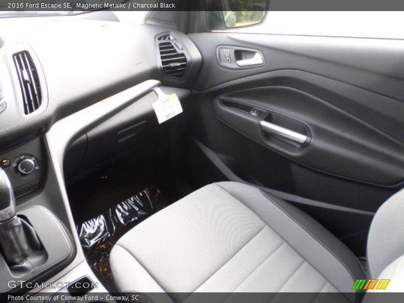 Magnetic Metallic / Charcoal Black 2016 Ford Escape SE