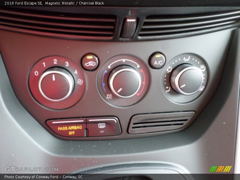 Magnetic Metallic / Charcoal Black 2016 Ford Escape SE
