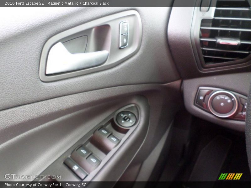 Magnetic Metallic / Charcoal Black 2016 Ford Escape SE