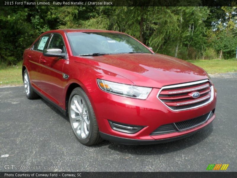 Front 3/4 View of 2015 Taurus Limited