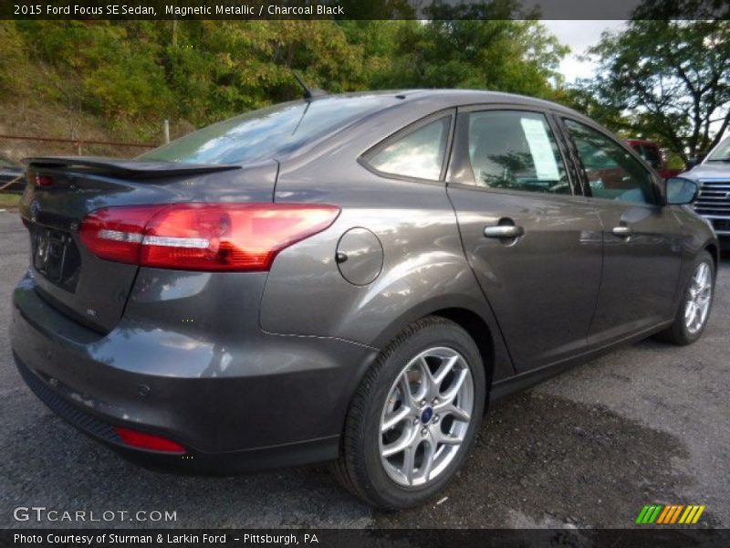 Magnetic Metallic / Charcoal Black 2015 Ford Focus SE Sedan