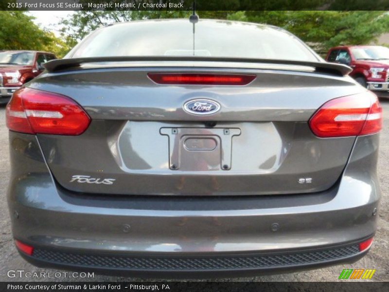 Magnetic Metallic / Charcoal Black 2015 Ford Focus SE Sedan