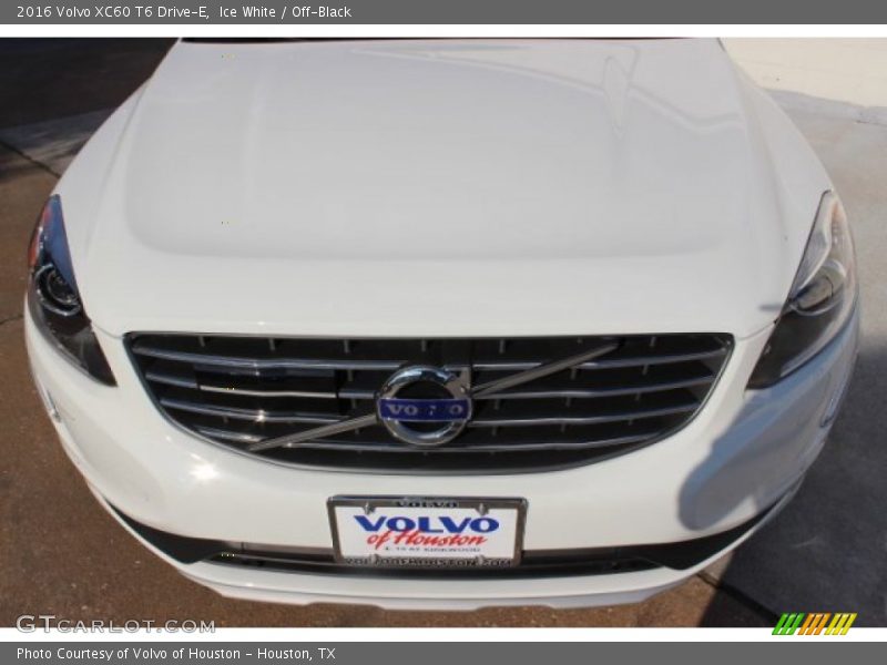 Ice White / Off-Black 2016 Volvo XC60 T6 Drive-E