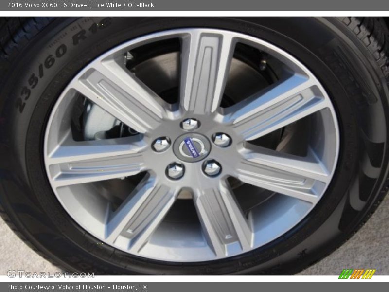 Ice White / Off-Black 2016 Volvo XC60 T6 Drive-E