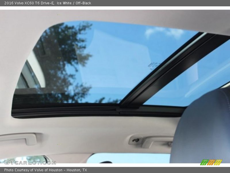 Ice White / Off-Black 2016 Volvo XC60 T6 Drive-E