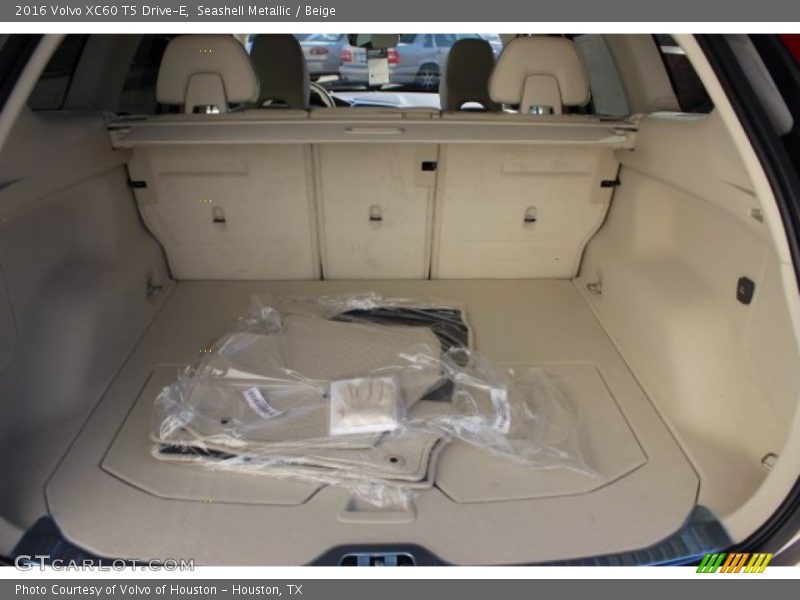 Seashell Metallic / Beige 2016 Volvo XC60 T5 Drive-E