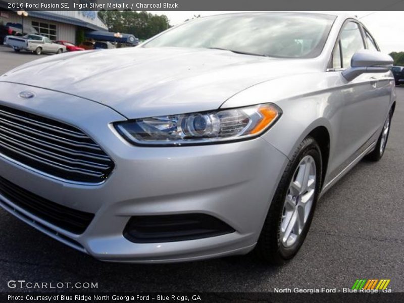 Ingot Silver Metallic / Charcoal Black 2016 Ford Fusion SE
