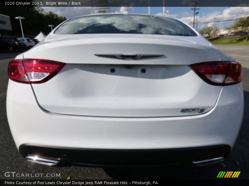 Bright White / Black 2016 Chrysler 200 S