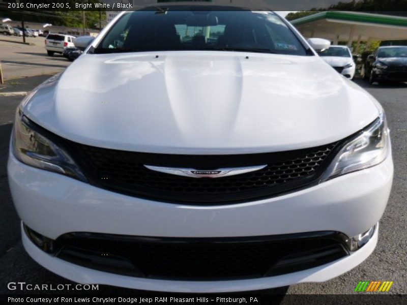 Bright White / Black 2016 Chrysler 200 S