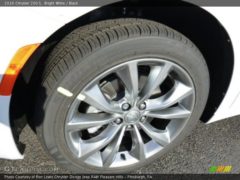 Bright White / Black 2016 Chrysler 200 S
