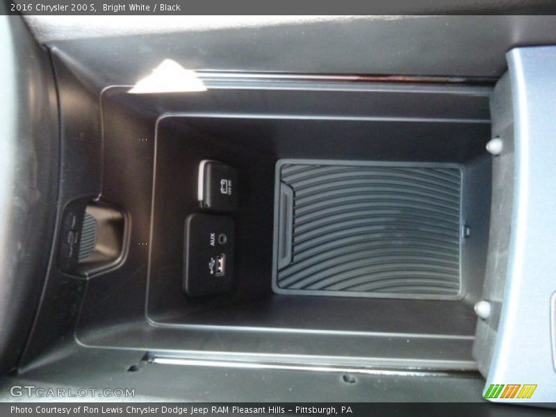 Bright White / Black 2016 Chrysler 200 S