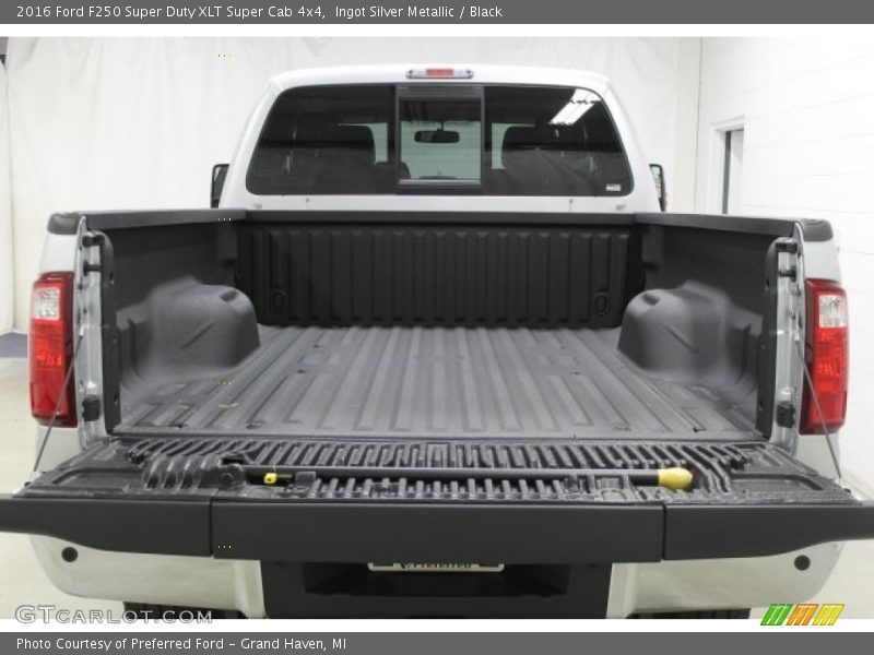 Ingot Silver Metallic / Black 2016 Ford F250 Super Duty XLT Super Cab 4x4