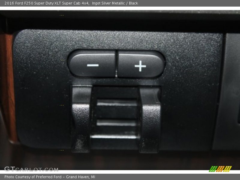 Ingot Silver Metallic / Black 2016 Ford F250 Super Duty XLT Super Cab 4x4