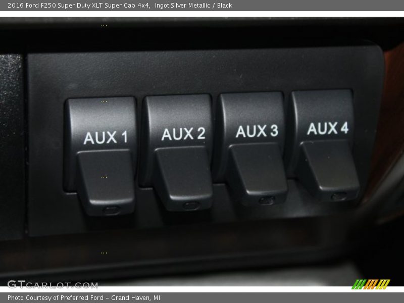 Ingot Silver Metallic / Black 2016 Ford F250 Super Duty XLT Super Cab 4x4