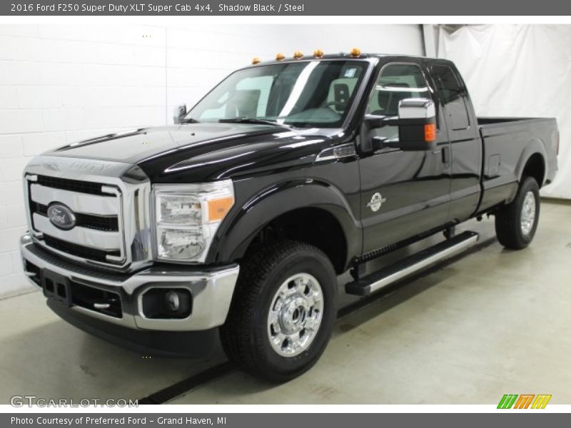 Front 3/4 View of 2016 F250 Super Duty XLT Super Cab 4x4