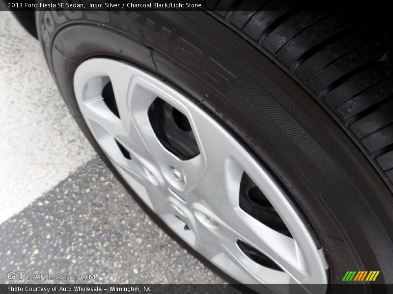 Ingot Silver / Charcoal Black/Light Stone 2013 Ford Fiesta SE Sedan