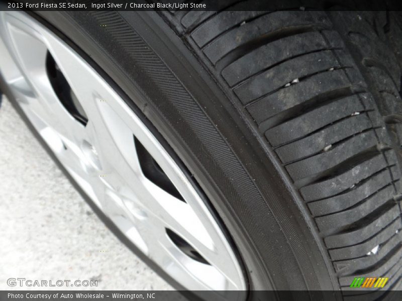 Ingot Silver / Charcoal Black/Light Stone 2013 Ford Fiesta SE Sedan