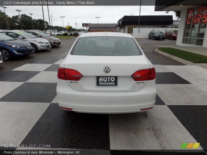 Candy White / Titan Black 2013 Volkswagen Jetta SE Sedan