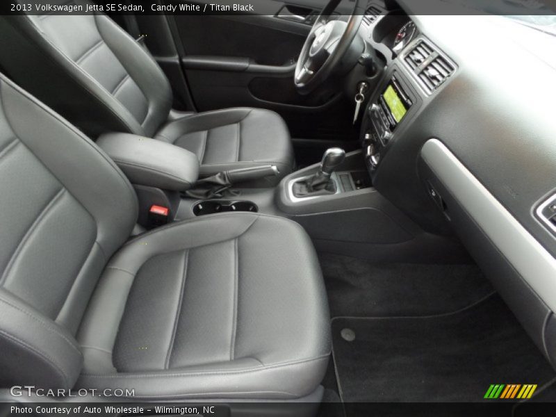 Candy White / Titan Black 2013 Volkswagen Jetta SE Sedan