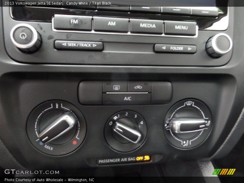 Candy White / Titan Black 2013 Volkswagen Jetta SE Sedan