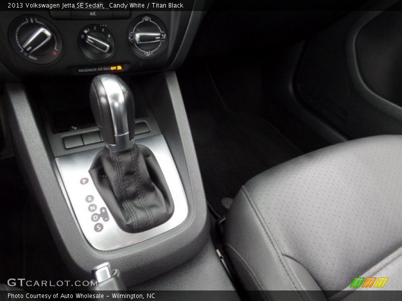 Candy White / Titan Black 2013 Volkswagen Jetta SE Sedan