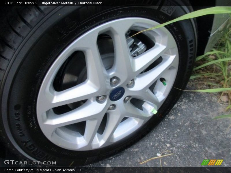 Ingot Silver Metallic / Charcoal Black 2016 Ford Fusion SE