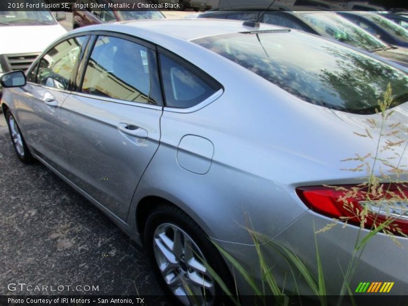 Ingot Silver Metallic / Charcoal Black 2016 Ford Fusion SE