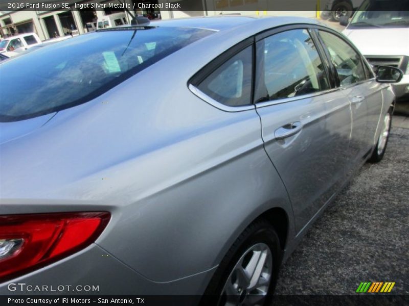 Ingot Silver Metallic / Charcoal Black 2016 Ford Fusion SE