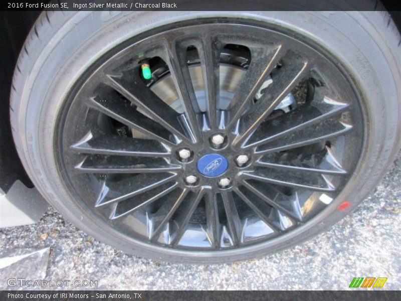 Ingot Silver Metallic / Charcoal Black 2016 Ford Fusion SE