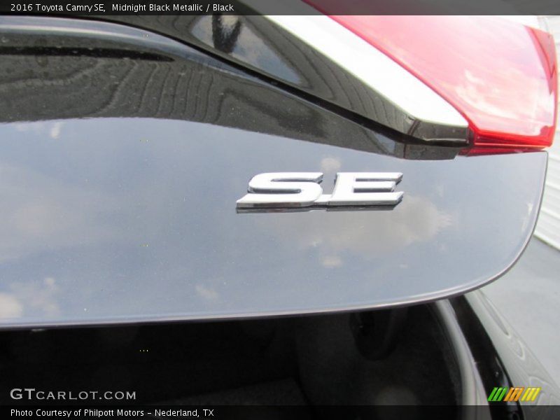 Midnight Black Metallic / Black 2016 Toyota Camry SE