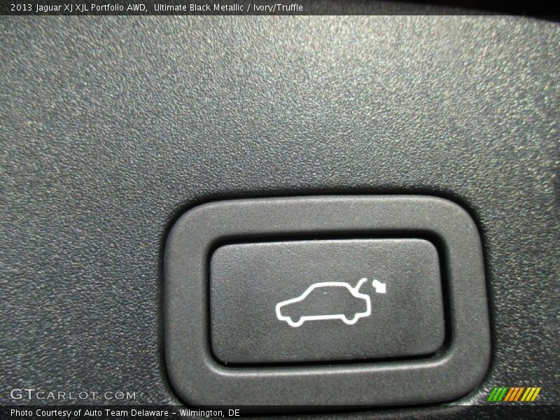 Ultimate Black Metallic / Ivory/Truffle 2013 Jaguar XJ XJL Portfolio AWD
